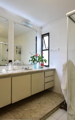 Apartamento à venda com 261m², 4 quartos e 4 vagasBanheiro Suíte 2