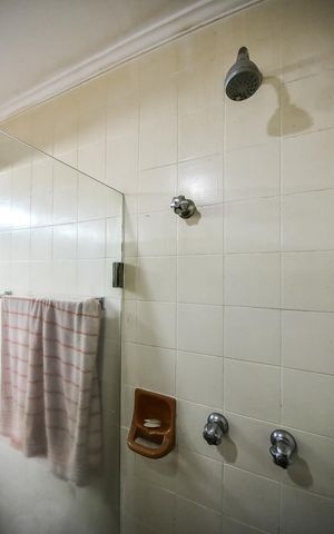 Apartamento à venda com 261m², 4 quartos e 4 vagasChuveiro da Suíte 1