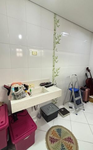 Casa à venda com 214m², 4 quartos e 4 vagas Casa à venda com 214m², 4 quartos e 4 vagasBanheiro da Suíte