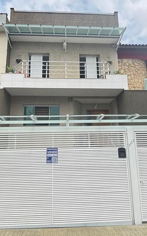 Casa à venda com 214m², 4 quartos e 4 vagas Casa à venda com 214m², 4 quartos e 4 vagasFachada