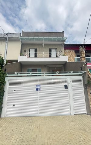 Casa à venda com 214m², 4 quartos e 4 vagas Casa à venda com 214m², 4 quartos e 4 vagasFachada