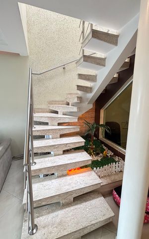 Casa à venda com 214m², 4 quartos e 4 vagas Casa à venda com 214m², 4 quartos e 4 vagasEscada
