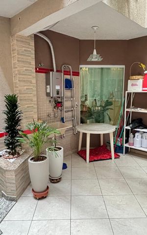 Casa à venda com 214m², 4 quartos e 4 vagas Casa à venda com 214m², 4 quartos e 4 vagasÁrea de Serviço