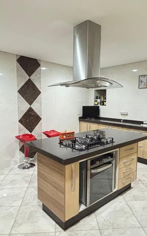 Casa à venda com 214m², 4 quartos e 4 vagas Casa à venda com 214m², 4 quartos e 4 vagasCozinha