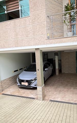 Casa à venda com 214m², 4 quartos e 4 vagas Casa à venda com 214m², 4 quartos e 4 vagasGaragem