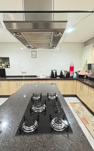 Casa à venda com 214m², 4 quartos e 4 vagas Casa à venda com 214m², 4 quartos e 4 vagasCozinha