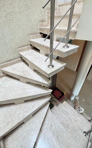 Casa à venda com 214m², 4 quartos e 4 vagas Casa à venda com 214m², 4 quartos e 4 vagasEscada