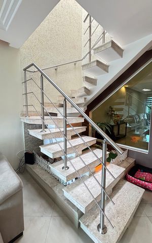 Casa à venda com 214m², 4 quartos e 4 vagas Casa à venda com 214m², 4 quartos e 4 vagasEscada