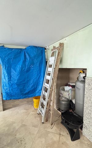 Casa à venda com 214m², 4 quartos e 4 vagas Casa à venda com 214m², 4 quartos e 4 vagasGaragem - Banheiro