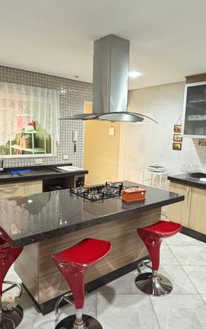 Casa à venda com 214m², 4 quartos e 4 vagas Casa à venda com 214m², 4 quartos e 4 vagasCozinha