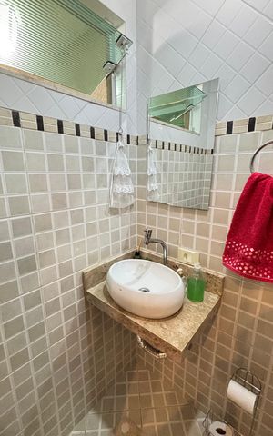 Casa à venda com 214m², 4 quartos e 4 vagas Casa à venda com 214m², 4 quartos e 4 vagasLavabo