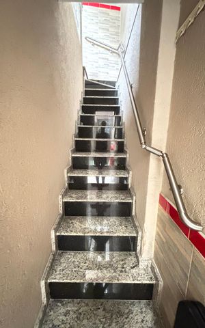 Casa à venda com 214m², 4 quartos e 4 vagas Casa à venda com 214m², 4 quartos e 4 vagasEscada