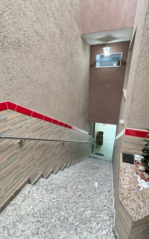Casa à venda com 214m², 4 quartos e 4 vagas Casa à venda com 214m², 4 quartos e 4 vagasEscada