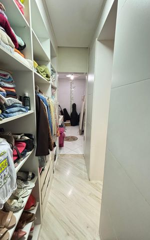 Casa à venda com 214m², 4 quartos e 4 vagas Casa à venda com 214m², 4 quartos e 4 vagasSuite Closet