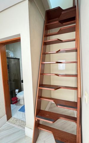 Casa à venda com 214m², 4 quartos e 4 vagas Casa à venda com 214m², 4 quartos e 4 vagasEscada