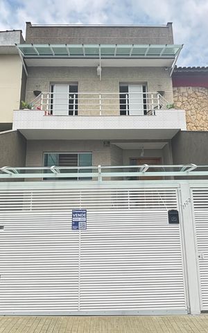 Casa à venda com 214m², 4 quartos e 4 vagas Casa à venda com 214m², 4 quartos e 4 vagasFachada