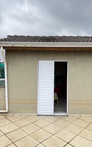 Casa à venda com 214m², 4 quartos e 4 vagas Casa à venda com 214m², 4 quartos e 4 vagasVaranda da Suíte 2