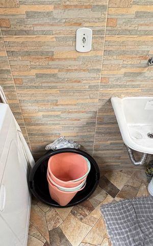 Casa à venda com 214m², 4 quartos e 4 vagas Casa à venda com 214m², 4 quartos e 4 vagasArea de Serviço 2
