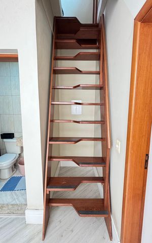 Casa à venda com 214m², 4 quartos e 4 vagas Casa à venda com 214m², 4 quartos e 4 vagasEscada