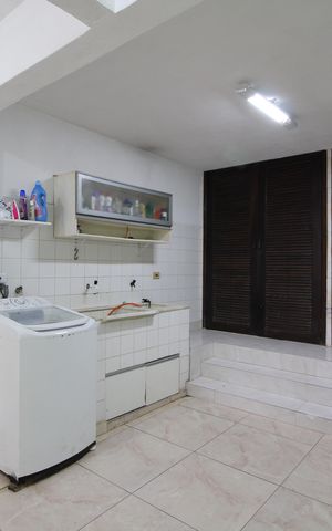 Casa de condomínio à venda com 250m², 4 quartos e 3 vagasÁrea de Serviço