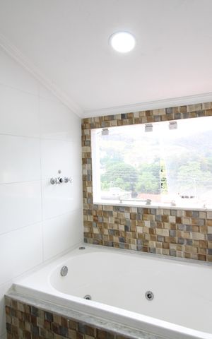 Casa de condomínio à venda com 250m², 4 quartos e 3 vagasBanheiro da Suíte