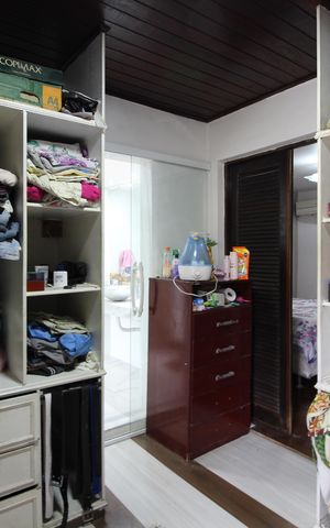 Casa de condomínio à venda com 250m², 4 quartos e 3 vagasCloset da Suíte