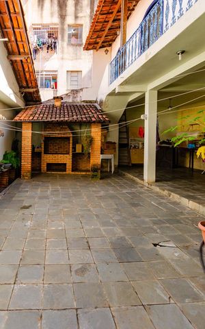 Casa à venda com 300m², 4 quartos e 2 vagas Casa à venda com 300m², 4 quartos e 2 vagasÁrea externa