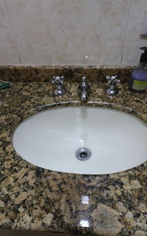 Apartamento à venda com 212m², 4 quartos e 3 vagasBanheiro da Suíte 1 - Pia