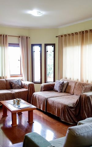 Casa à venda com 263m², 4 quartos e 3 vagas Casa à venda com 263m², 4 quartos e 3 vagasSala