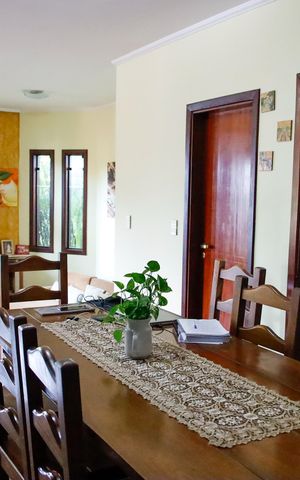 Casa à venda com 263m², 4 quartos e 3 vagas Casa à venda com 263m², 4 quartos e 3 vagasSala