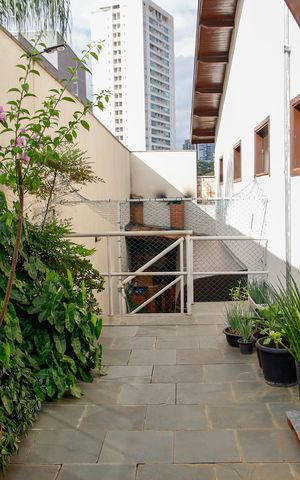 Casa à venda com 263m², 4 quartos e 3 vagas Casa à venda com 263m², 4 quartos e 3 vagasÁrea comum