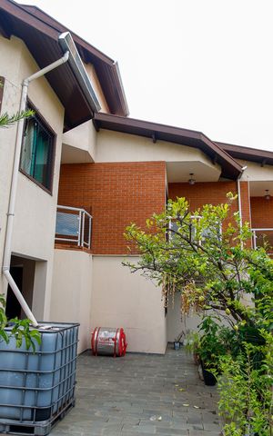 Casa à venda com 263m², 4 quartos e 3 vagas Casa à venda com 263m², 4 quartos e 3 vagasFachada