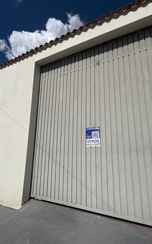 Casa à venda com 250m², 3 quartos e 5 vagasFachada e plaquinha instalada