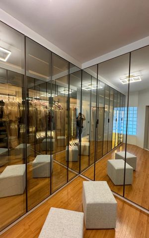 Casa à venda com 410m², 4 quartos e 3 vagas Casa à venda com 410m², 4 quartos e 3 vagasCloset