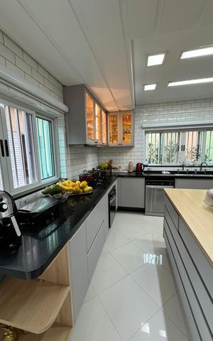 Casa à venda com 410m², 4 quartos e 3 vagas Casa à venda com 410m², 4 quartos e 3 vagasCozinha