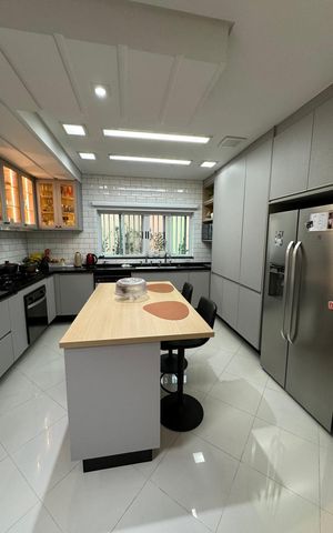 Casa à venda com 410m², 4 quartos e 3 vagas Casa à venda com 410m², 4 quartos e 3 vagasCozinha