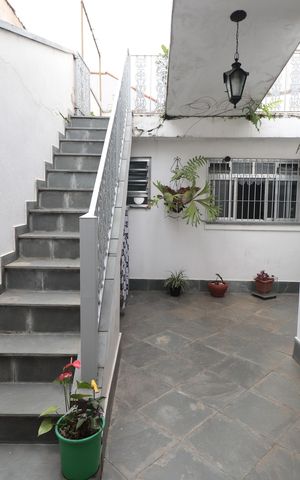 Casa à venda com 250m², 4 quartos e 2 vagasEscada