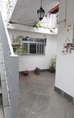 Casa à venda com 250m², 4 quartos e 2 vagasEscada