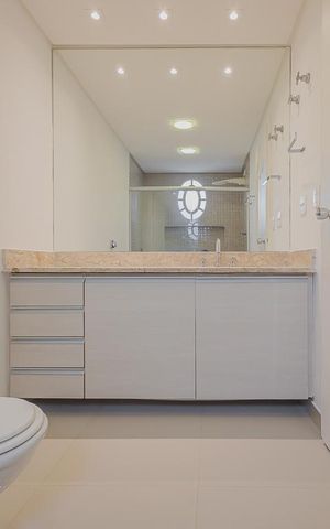 Apartamento à venda com 240m², 4 quartos e 2 vagasBanheiro da Suíte 1