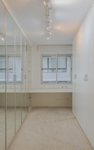 Apartamento à venda com 240m², 4 quartos e 2 vagasCloset da suíte 2