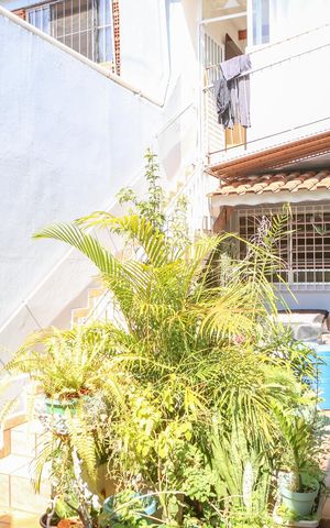 Casa à venda com 280m², 6 quartos e 4 vagas Casa à venda com 280m², 6 quartos e 4 vagasÁrea Externa