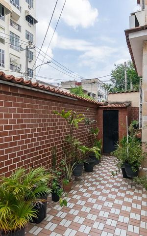 Casa à venda com 296m², 4 quartos e 2 vagas Casa à venda com 296m², 4 quartos e 2 vagasVaranda e garagem