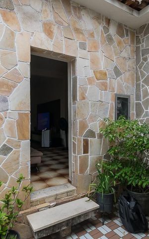 Casa à venda com 296m², 4 quartos e 2 vagas Casa à venda com 296m², 4 quartos e 2 vagasVaranda e garagem