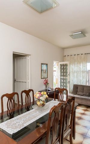 Casa à venda com 296m², 4 quartos e 2 vagas Casa à venda com 296m², 4 quartos e 2 vagasSala