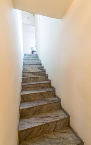 Casa à venda com 296m², 4 quartos e 2 vagas Casa à venda com 296m², 4 quartos e 2 vagasSala - Acesso ao 2º andar