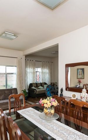 Casa à venda com 296m², 4 quartos e 2 vagas Casa à venda com 296m², 4 quartos e 2 vagasSala