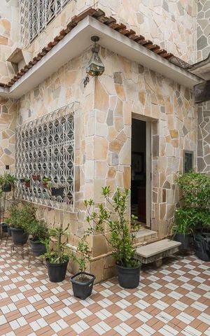 Casa à venda com 296m², 4 quartos e 2 vagas Casa à venda com 296m², 4 quartos e 2 vagasVaranda e garagem