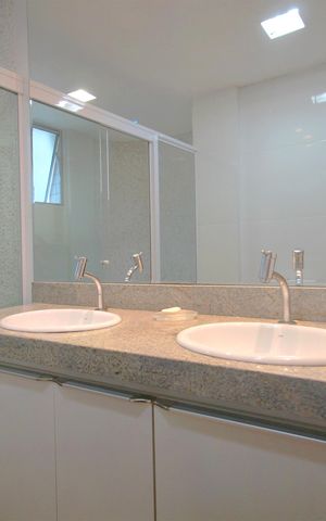 Apartamento à venda com 375m², 5 quartos e 4 vagasBanheiro da Suíte 1