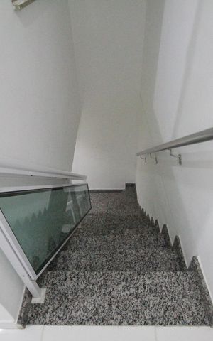 Casa de condomínio à venda com 112m², 3 quartos e 1 vagaSala - Escada