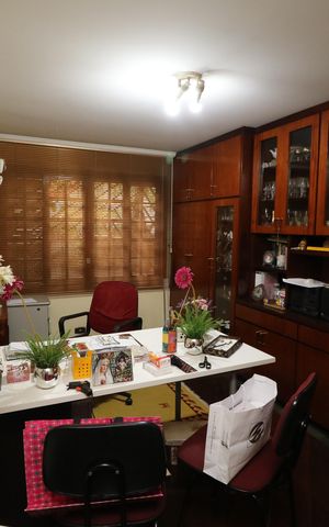 Casa à venda com 296m², 3 quartos e 5 vagasEscritório